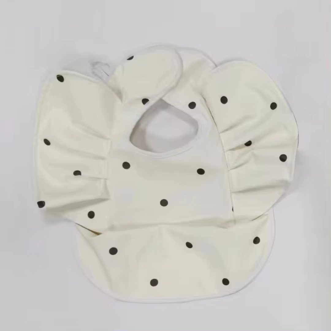 Ruffle bib - Black dots